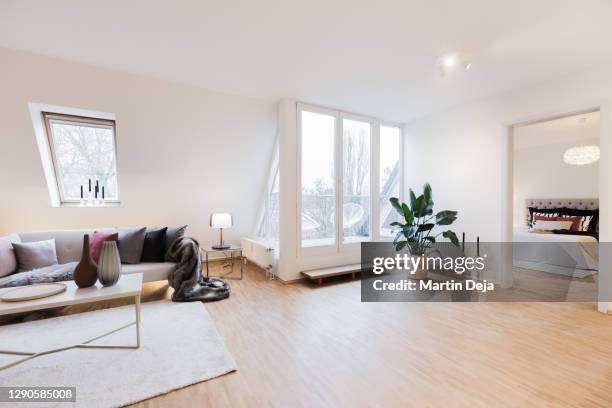 home staging room with balcony hdr - holzboden stock-fotos und bilder