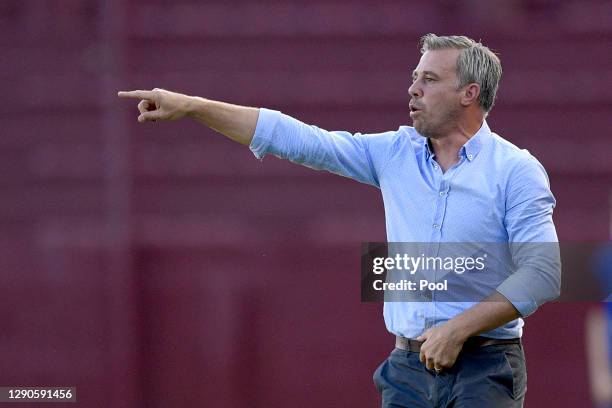 Lucas Pusineri head coach of Independiente gives instructions during a first leg match between Lanus and Independiente as part of Copa CONMEBOL...