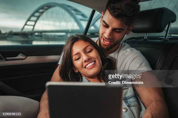 pareja usando tableta en el coche - lovers 2020 film fotografías e imágenes de stock