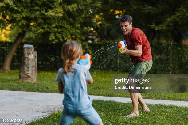 wie zal deze wateroorlog winnen - backyard games stockfoto's en -beelden