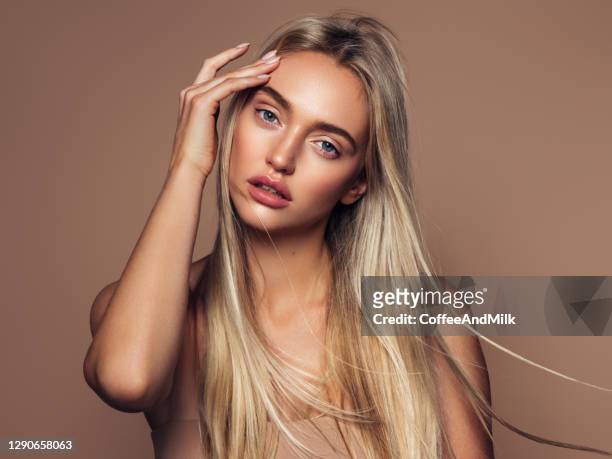 retrato de una hermosa mujer con maquillaje natural - pelo mujer fotografías e imágenes de stock