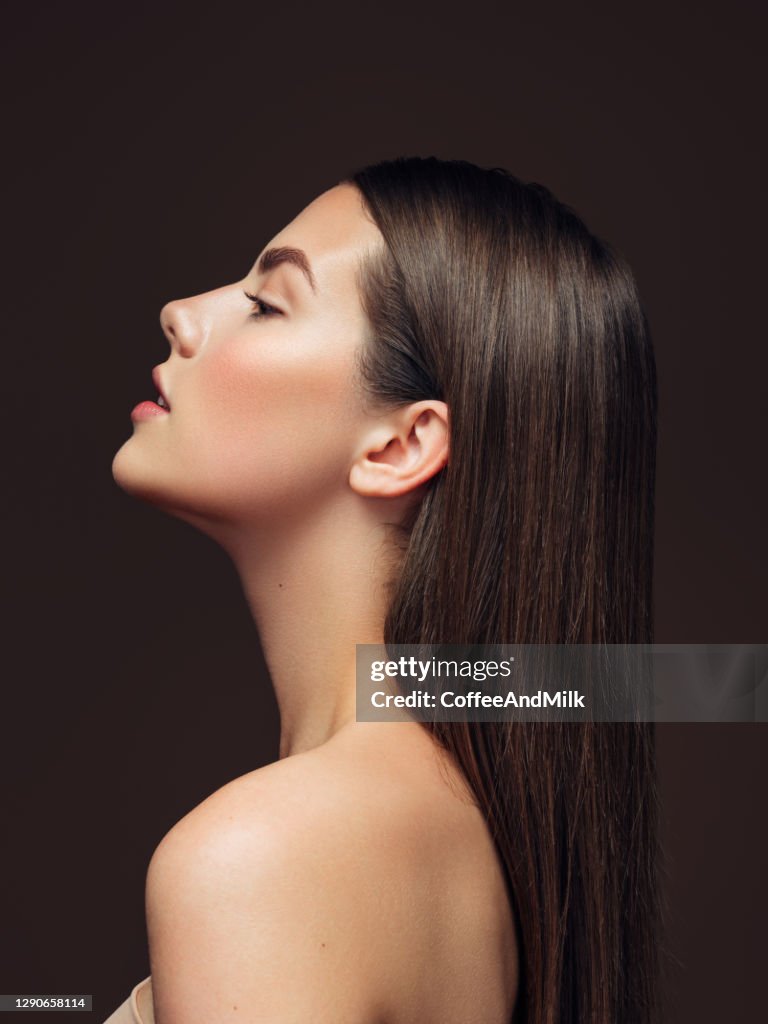 Porträt einer schönen Frau mit natürlichem Make-up