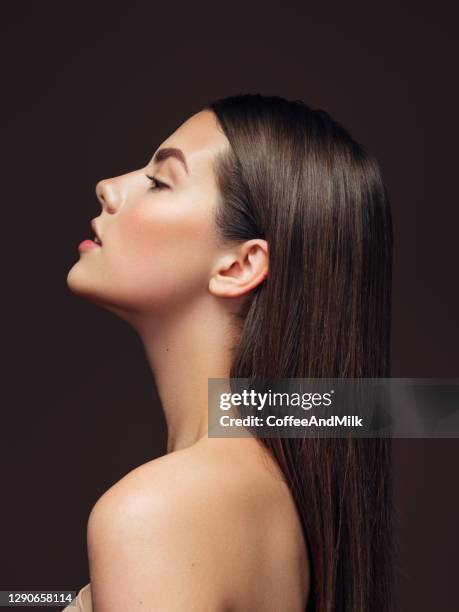 verticale d’une belle femme avec le maquillage normal - texture douce photos et images de collection