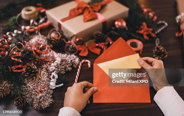 het afronden van een kerstkaart - index card stockfoto's en -beelden