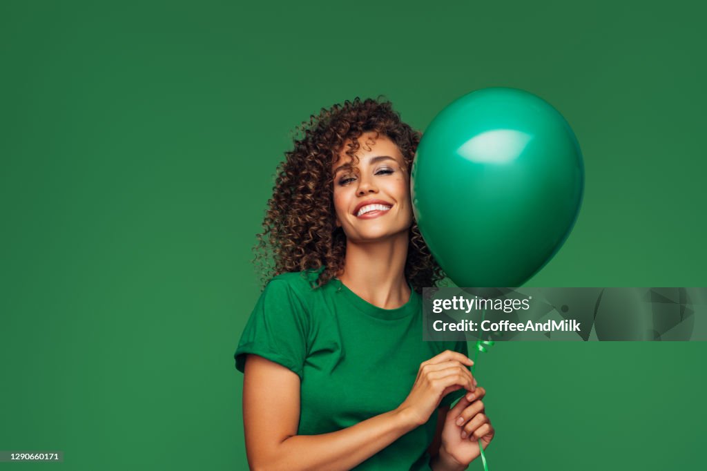 Linda mulher segurando um balão verde