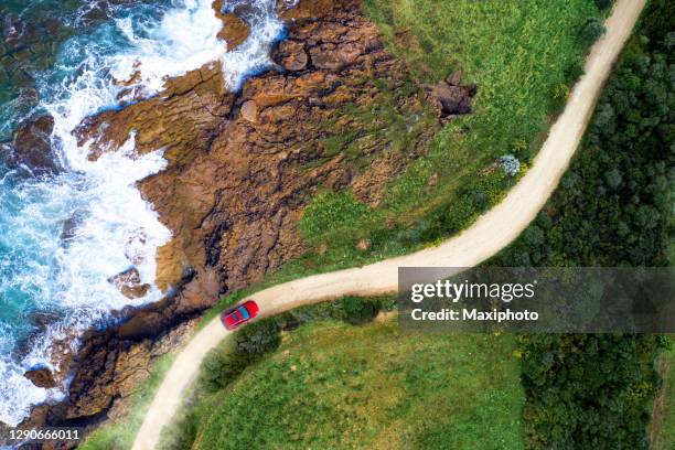 海辺の道路を走り、上から見たビーチに近づく - ワインディングロード　車 ストックフォトと画像