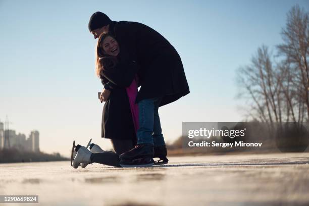 Someone Catching Someone Catch Someone Falling Photos et images de collection - Getty Images