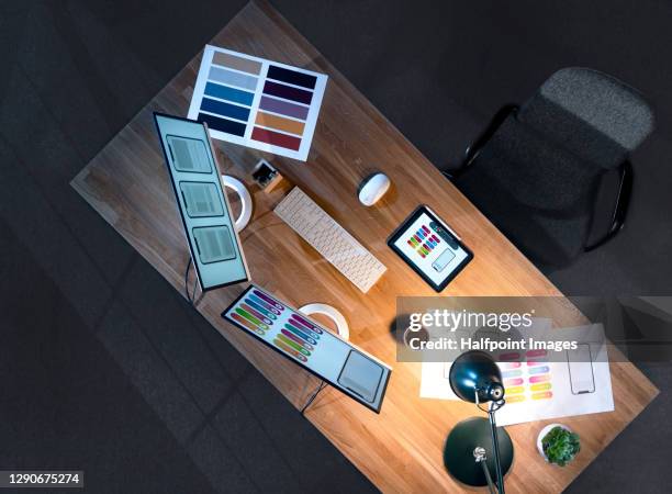 Top View Computer Workstation Computer Workstation Top View - Fotografias e Filmes do Acervo - Getty ...