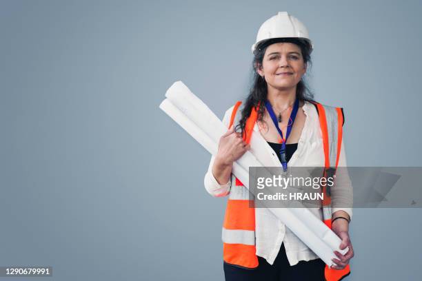 självsäker kvinnlig civilingenjör som håller ritningar - blue collar construction isolated bildbanksfoton och bilder