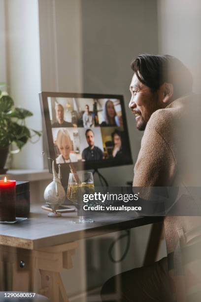 gelukkige aziatische mens bij virtuele partij van kerstmis - skypen stockfoto's en -beelden