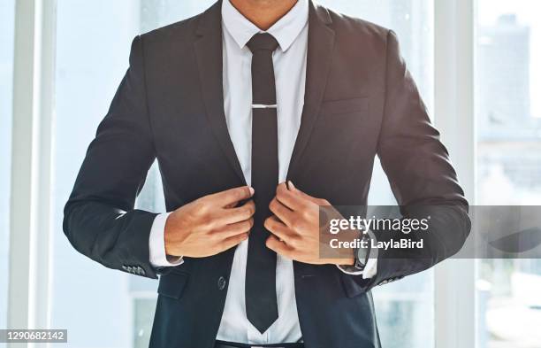 erfolg passt perfekt zu einem stilvollen anzug - business suit tie stock-fotos und bilder