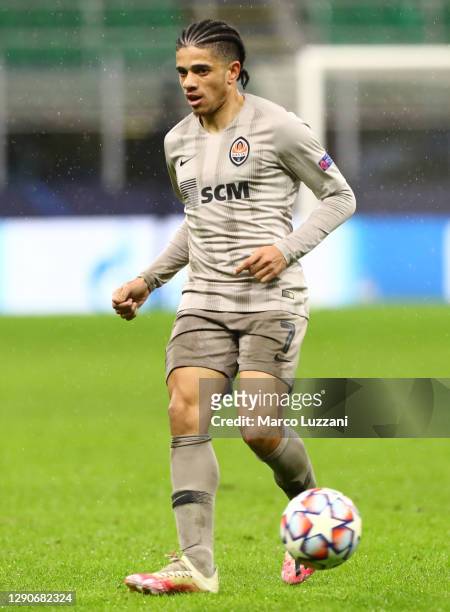 Taison of Shakhtar Donetsk in action during the UEFA Champions League Group B stage match between FC Internazionale and Shakhtar Donetsk at Stadio...