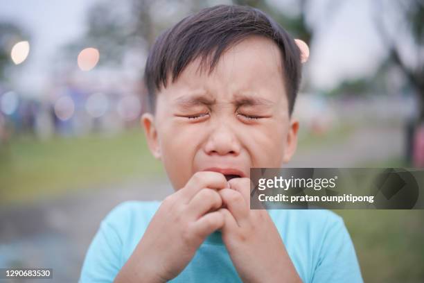 little child crying with eyes close - pain face portrait stockfoto's en -beelden