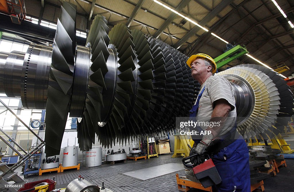 Generator Rotor Lift An employee prepares to lift the rotor coil of a Siemens AG Gas... News ...