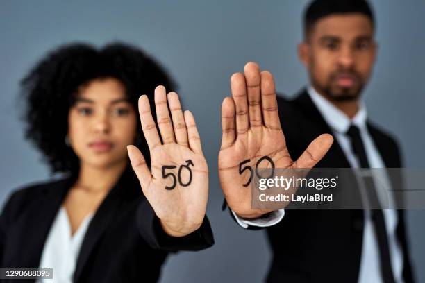 el talento no tiene un género - igualdad fotografías e imágenes de stock