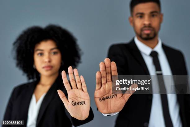 divisie heeft geen plaats op de werkplek - equal pay stockfoto's en -beelden