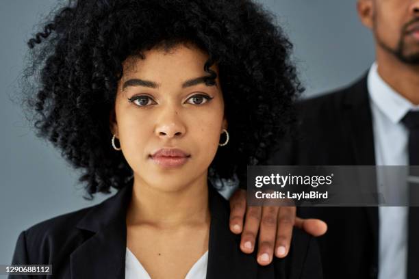 te dichtbij voor comfort - empathy stockfoto's en -beelden