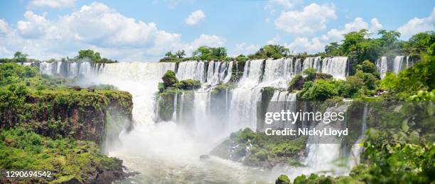 malerische aussicht auf die majestätischen iguazu-wasserfälle - iguacu nationalpark stock-fotos und bilder