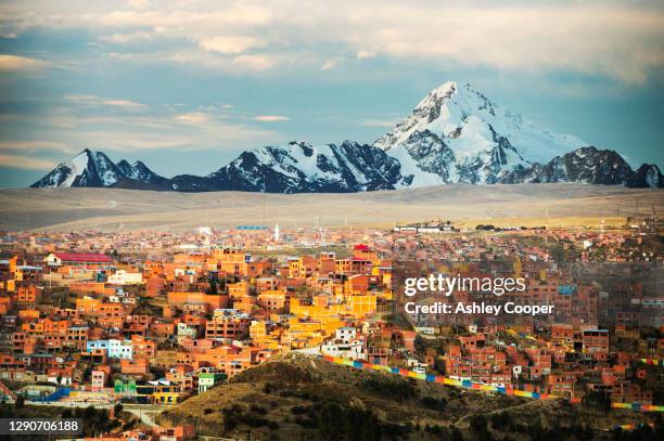 the peak of huayna potosi from el alto above, la paz, bolivia. - el alto 個照片及圖片檔