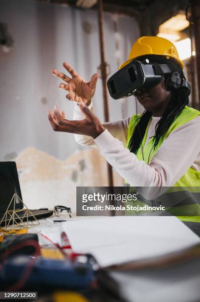 augmenter la réalité et le concept de construction - casques réalité virtuelle photos et images de collection