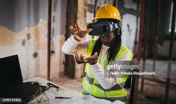 meisje met vr-bril - vr goggles business stockfoto's en -beelden