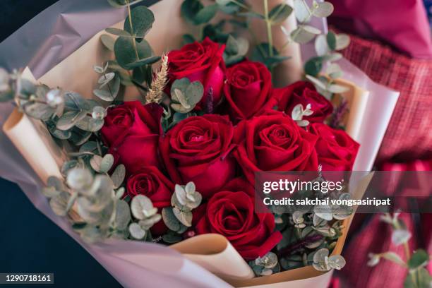 close-up of roses bouquet - bunch imagens e fotografias de stock