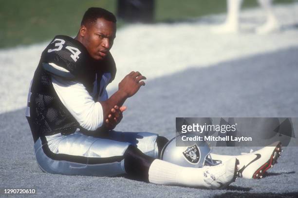 Bo Jackson of the Los Angeles Raiders warms up before a NFL football game against the Atlanta Falcons on November 20, 1988 at Los Angeles Coliseum in...