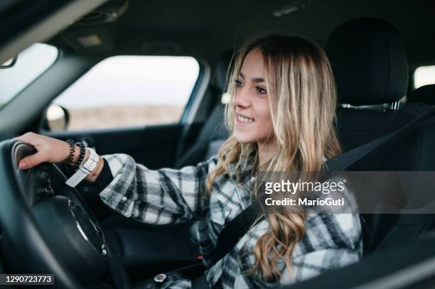 het meisje dat van de tiener een auto drijft - rijden een motorvoertuig besturen stockfoto's en -beelden
