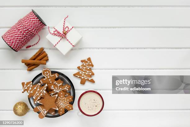 de koffie van kerstmis en peperkoekkoekjes - cooked turkey white plate stockfoto's en -beelden