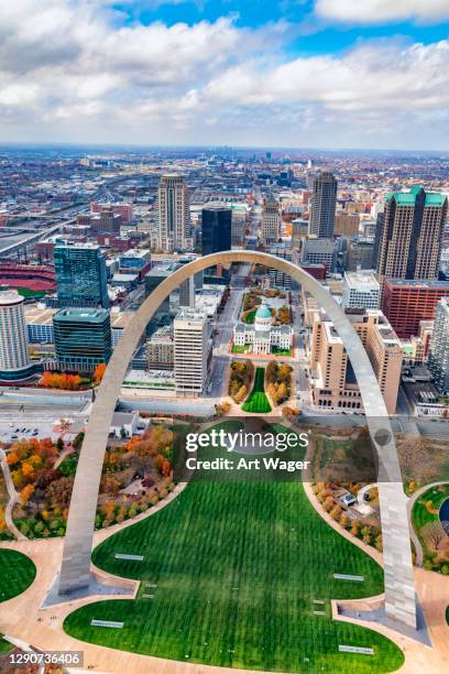 st. louis skyline - views of the gateway arch stock-fotos und bilder