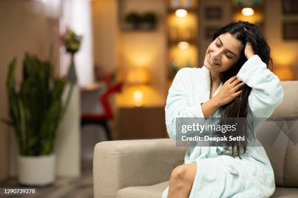 retrato de una joven con una hermosa foto de stock - head massage fotografías e imágenes de stock