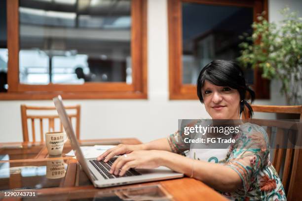 portret van een dwergvrouw die laptop gebruikt die van huis werkt - dwarf stockfoto's en -beelden