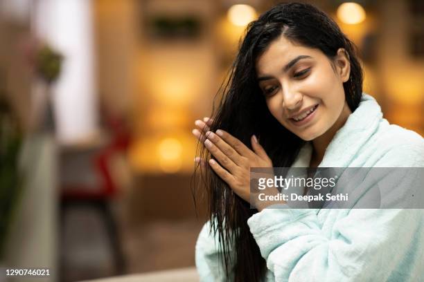 portret van een jonge vrouw met een mooie foto van de glimlachvoorraad - human hair stockfoto's en -beelden