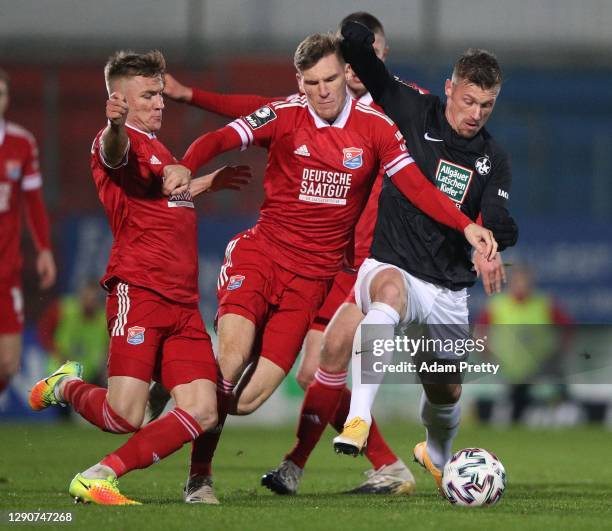 Max Dombrowka of SpVgg Unterhaching and Christoph Greger of SpVgg Unterhaching tackle Marvin Pourie 1. FC Kaiserslautern during the 3. Liga match...