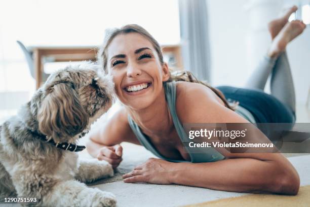 mujer deportiva haciendo ejercicio en casa. - active woman fotografías e imágenes de stock