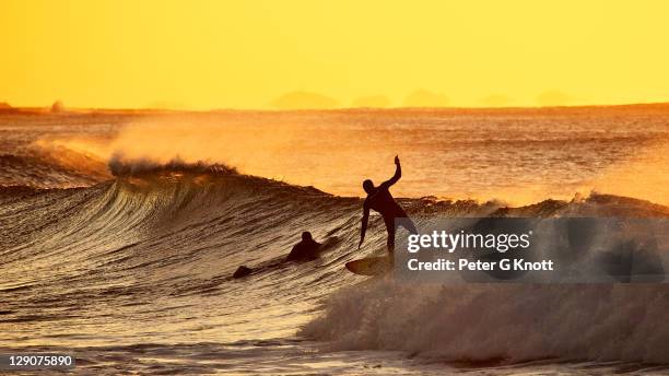 early morning surfers - newcastle nouvelle galles du sud photos et images de collection