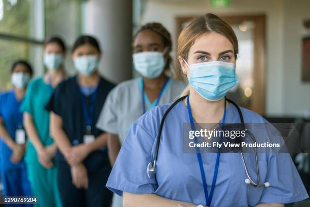 multiethnisches ärzteteam, das während einer pandemie im krankenhaus arbeitet - coronavirus australia stock-fotos und bilder