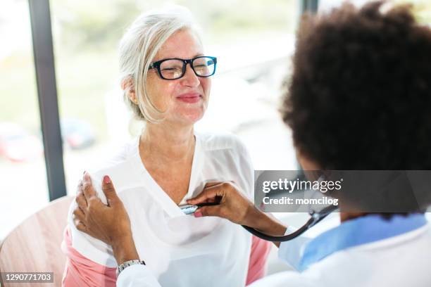 artsen benoeming bij de moderne kliniek - womans clinic heart stockfoto's en -beelden