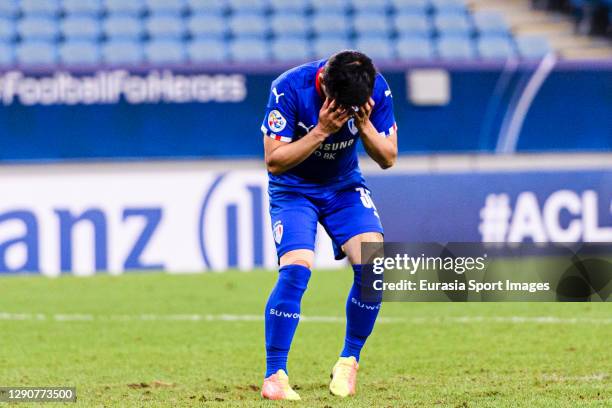 Jang Holk of Suwon Samsung reacts after kick out his free kick during the AFC Champions League quarter final match between Vissel Kobe and Suwon...