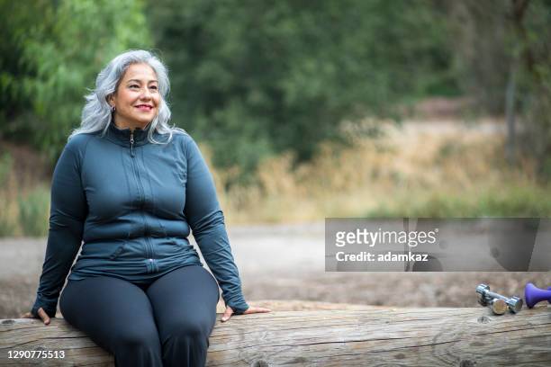 rijpe mexicaanse vrouw - woman relaxed portrait sitting stockfoto's en -beelden