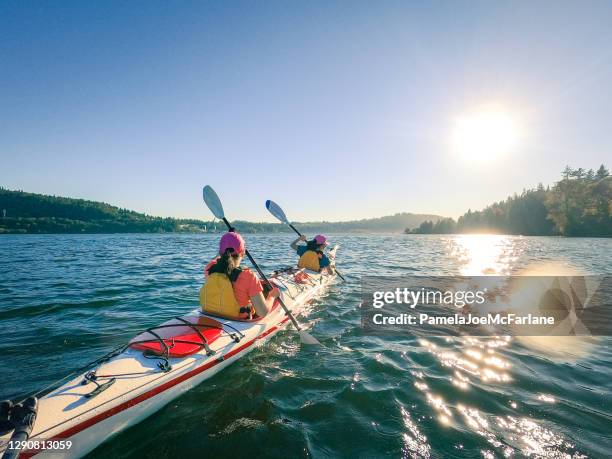 母親和女兒皮划艇在一起，郊區鄰里背景 - kayak 個照片及圖片檔