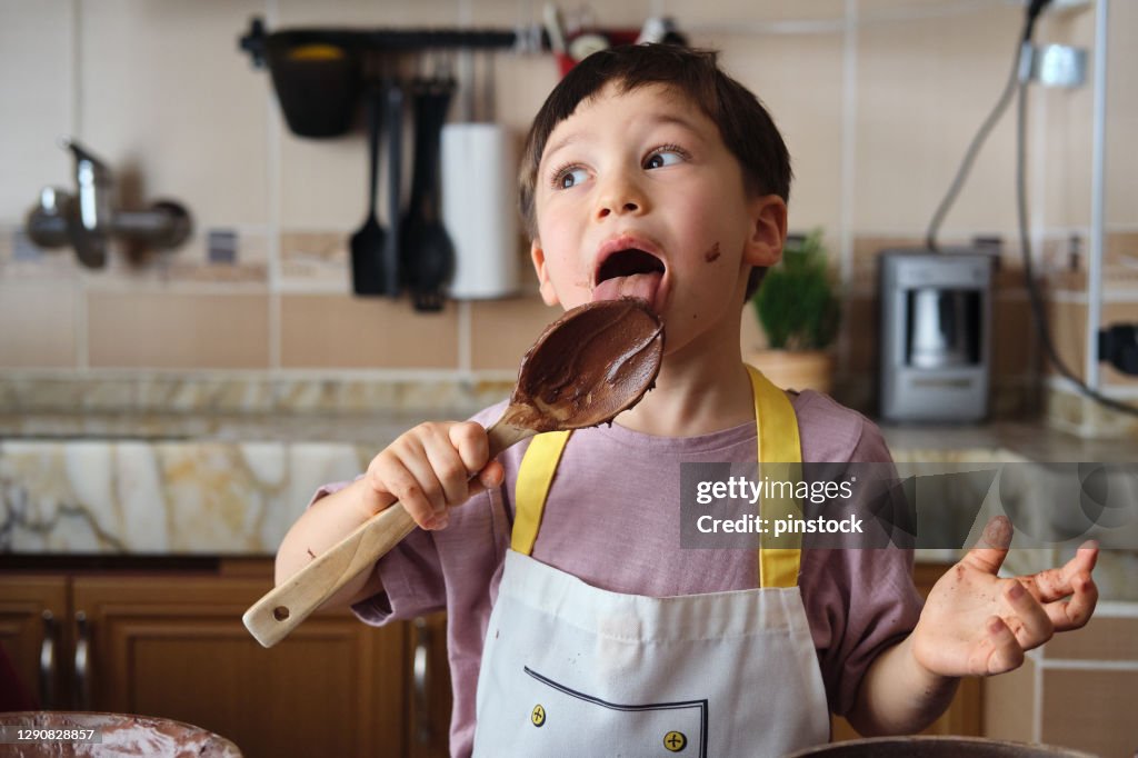 Bambino carino che fa la torta in cucina