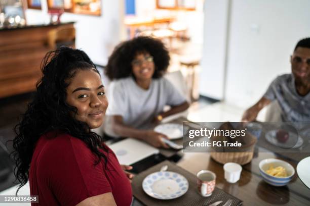 portrait of young adults taking breakfast together - reunion familia stock pictures, royalty-free photos & images
