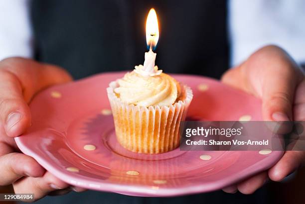 vanilla cupcake on saucer - cupcake holder fotografías e imágenes de stock