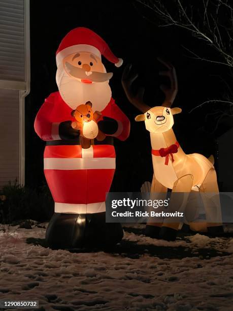 christmas spirit growing - inflatable santa stock pictures, royalty-free photos & images