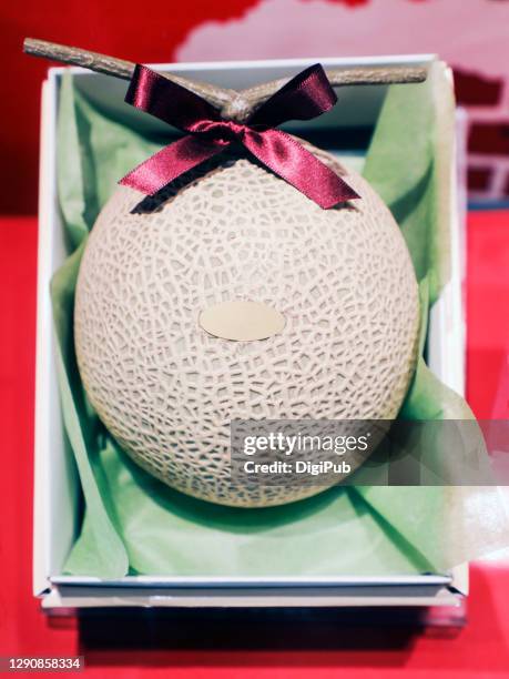 melon in gift box - melón de castilla fotografías e imágenes de stock