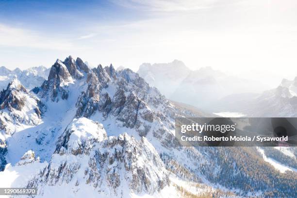cadini di misurina and sorapis mountains covered with snow, dolomites, italy - dolomites photos et images de collection