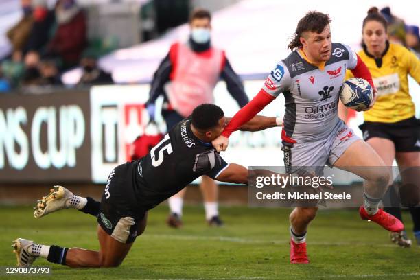 Steff Evans of Scarlets holds off the challenge of Anthony Watson of Bath during the Heineken Champions Cup Pool 1 match between Bath Rugby and...