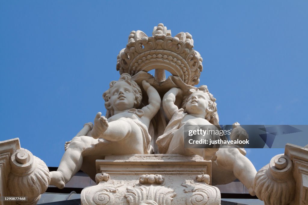 Sitzende barocke Putto-Statuen von Dresden Zwinger