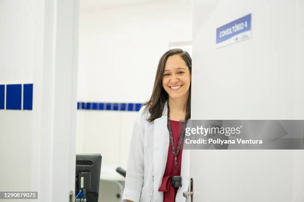 enfermera en la puerta del consultorio del médico - brazil open fotografías e imágenes de stock